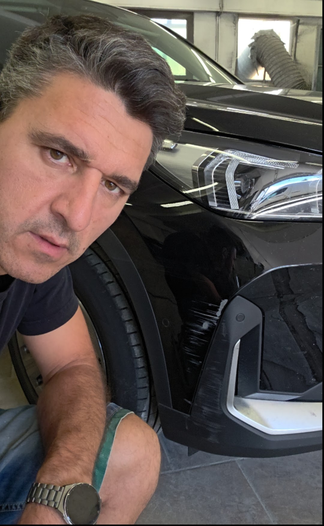 Kfz-Gutachter Adrian Apostol bei der Fahrzeugprüfung