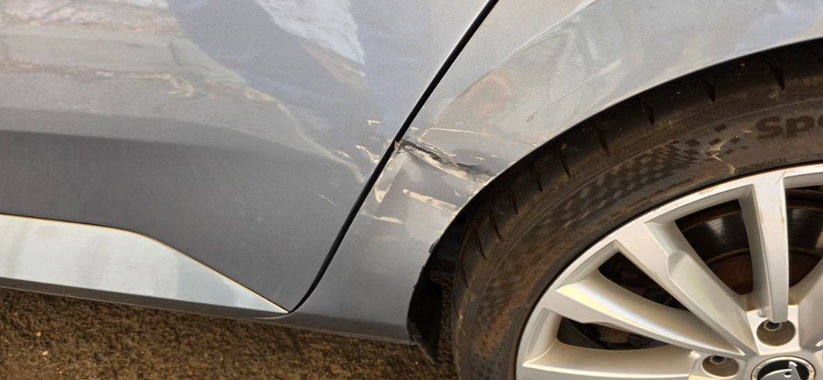 Detaliu anonimizat al unei daune laterale la un Skoda Superb